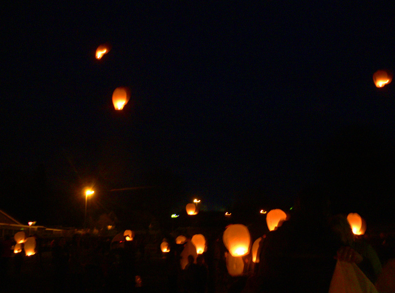 Lampiony - balonky štěstí na noční obloze